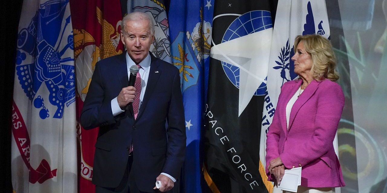 Los Biden cenan con miembros del servicio
