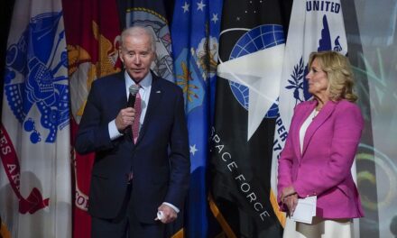Los Biden cenan con miembros del servicio