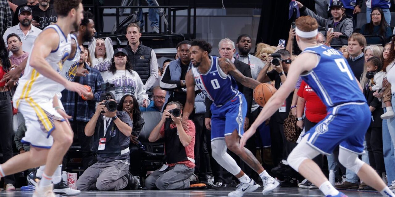 Los Kings regresan para sorprender a los Warriors y avanzar en el torneo