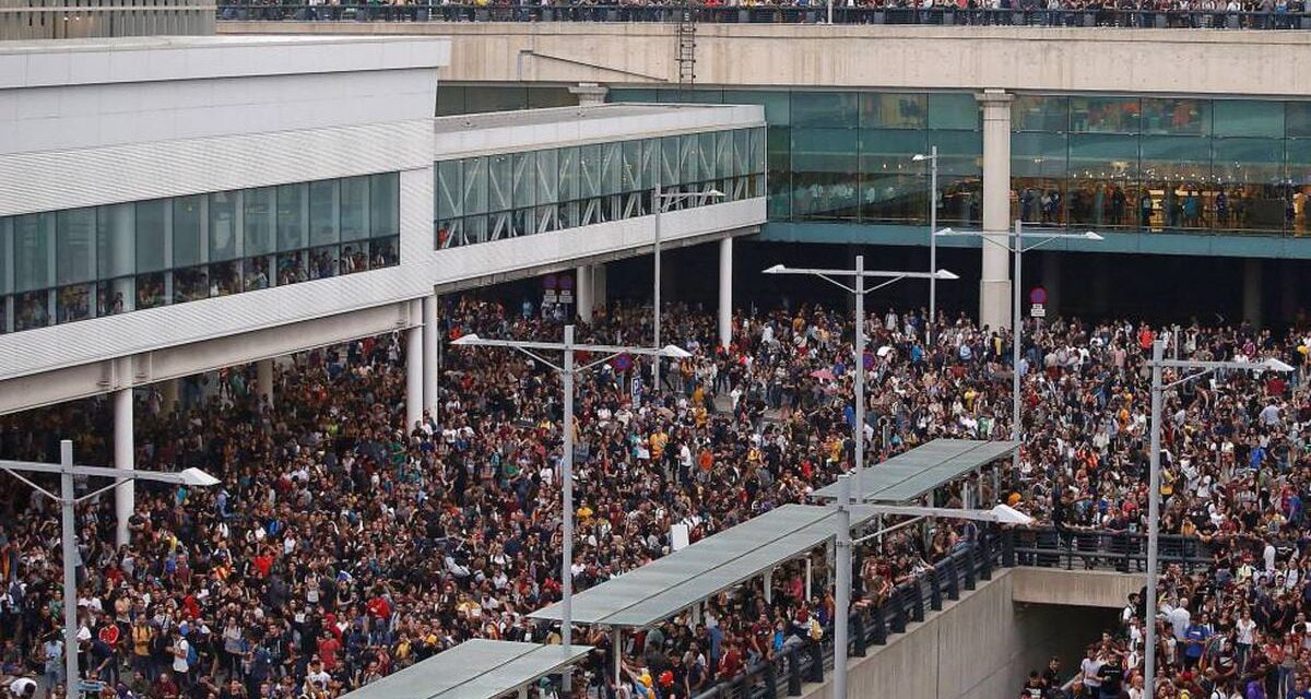 Los Mossos informan al juez García-Castellón de que no les consta ningún muerto por los altercados del Tsunami en el aeropuerto de El Prat |  Cataluña |  España