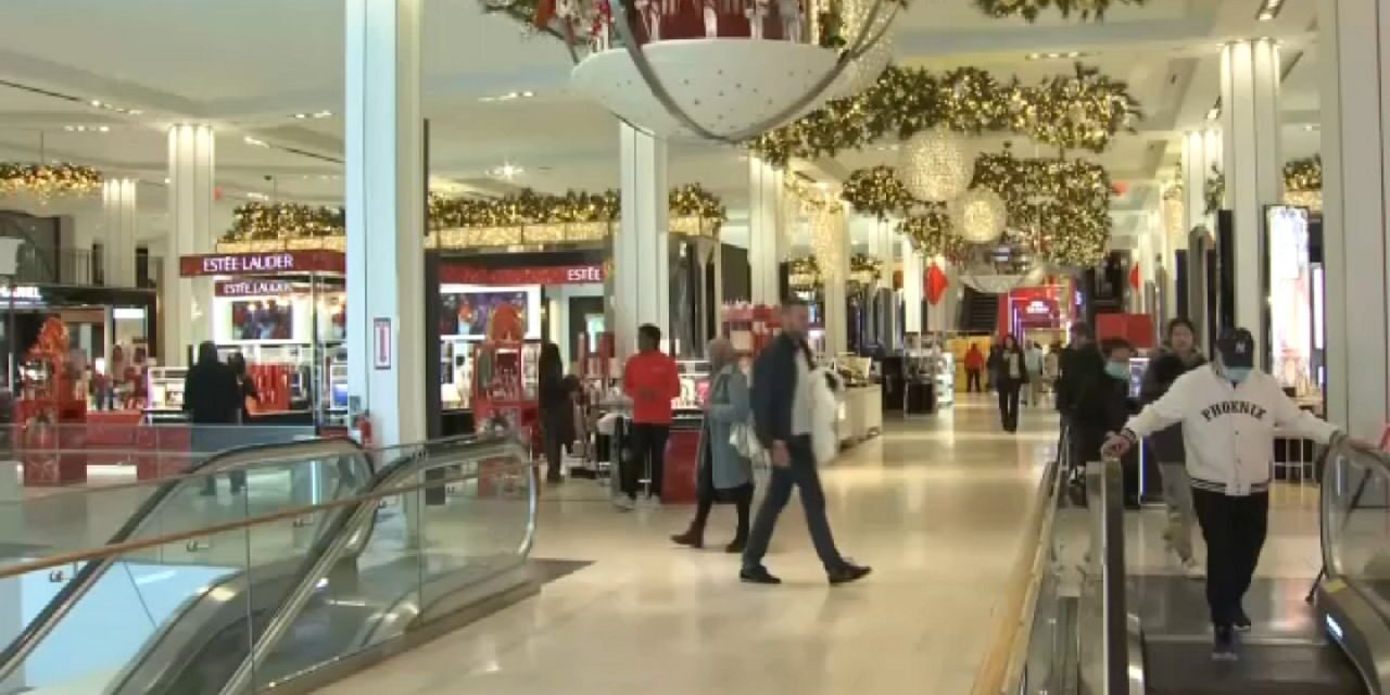 Los compradores del Black Friday acuden a Macy’s en Herald Square en busca de ofertas
