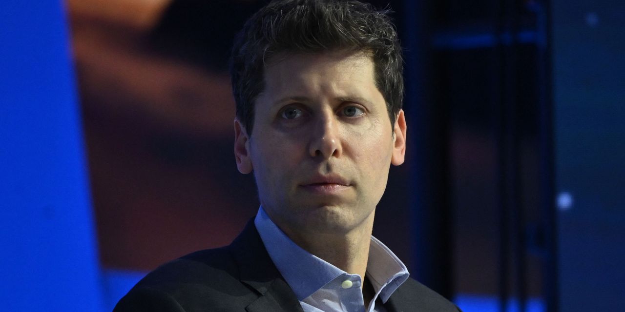Los inversores de OpenAI intentan recuperar a Sam Altman como director ejecutivo después de un despido repentino