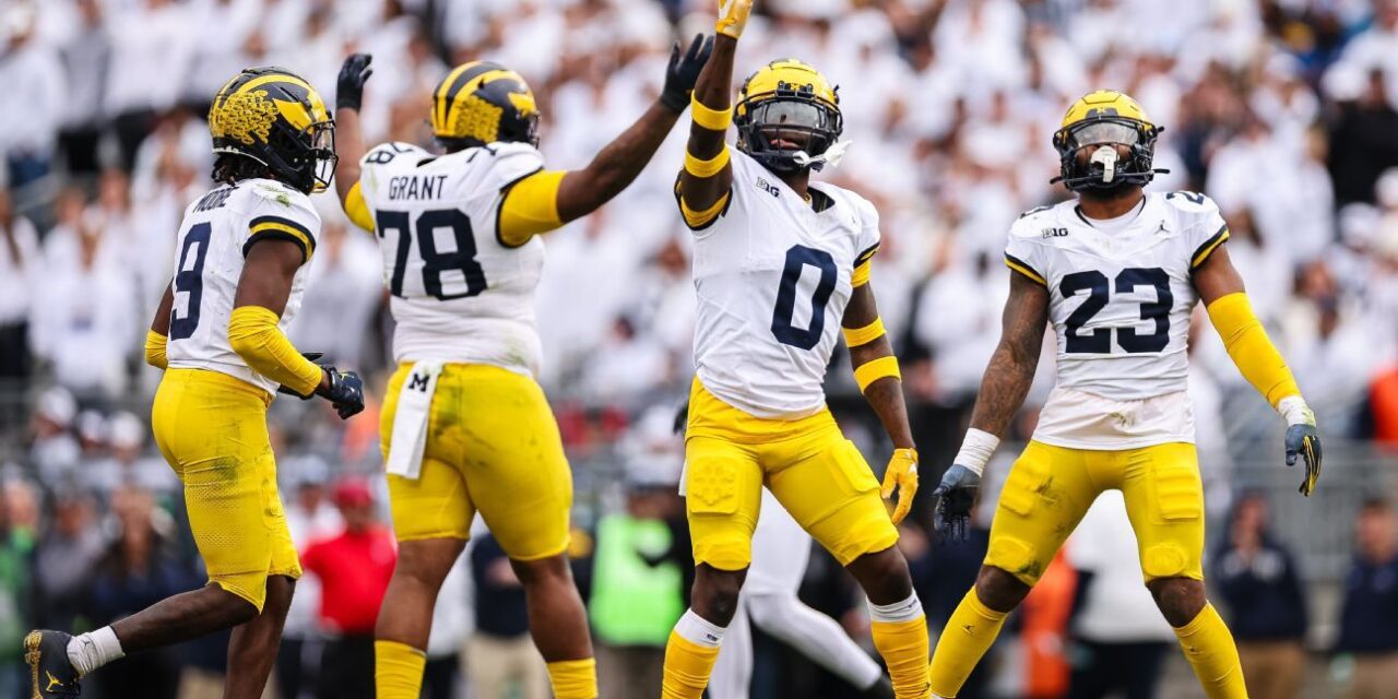 Los jugadores de Michigan respaldan a Jim Harbaugh antes del juego de Ohio State