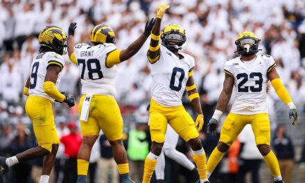 Los jugadores de Michigan respaldan a Jim Harbaugh antes del juego de Ohio State