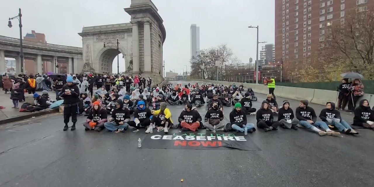 Los manifestantes exigen un alto el fuego y el cierre del Puente de Manhattan