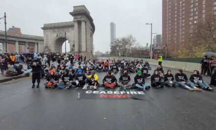 Los manifestantes exigen un alto el fuego y el cierre del Puente de Manhattan