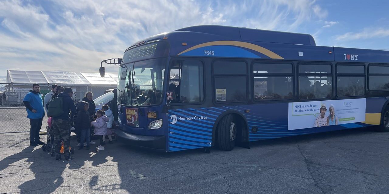Los migrantes abandonan Floyd Bennett Field poco después de llegar