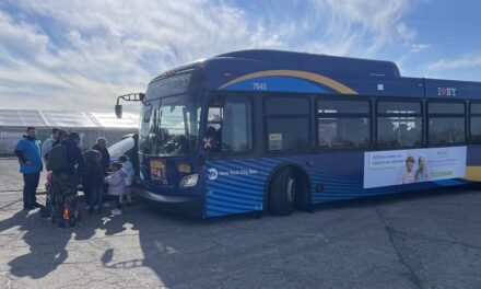 Los migrantes abandonan Floyd Bennett Field poco después de llegar
