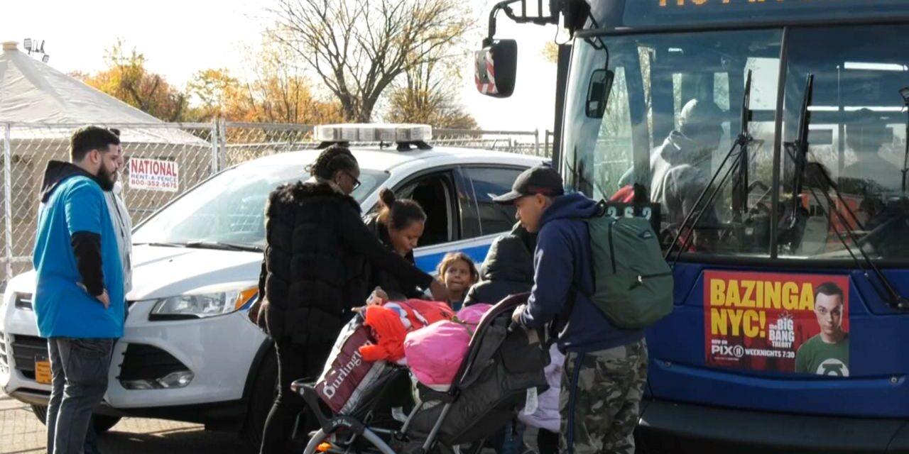 Los migrantes en Floyd Bennett Field luchan contra las malas condiciones