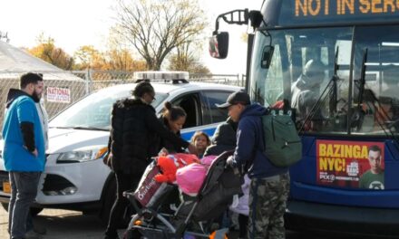 Los migrantes en Floyd Bennett Field luchan contra las malas condiciones