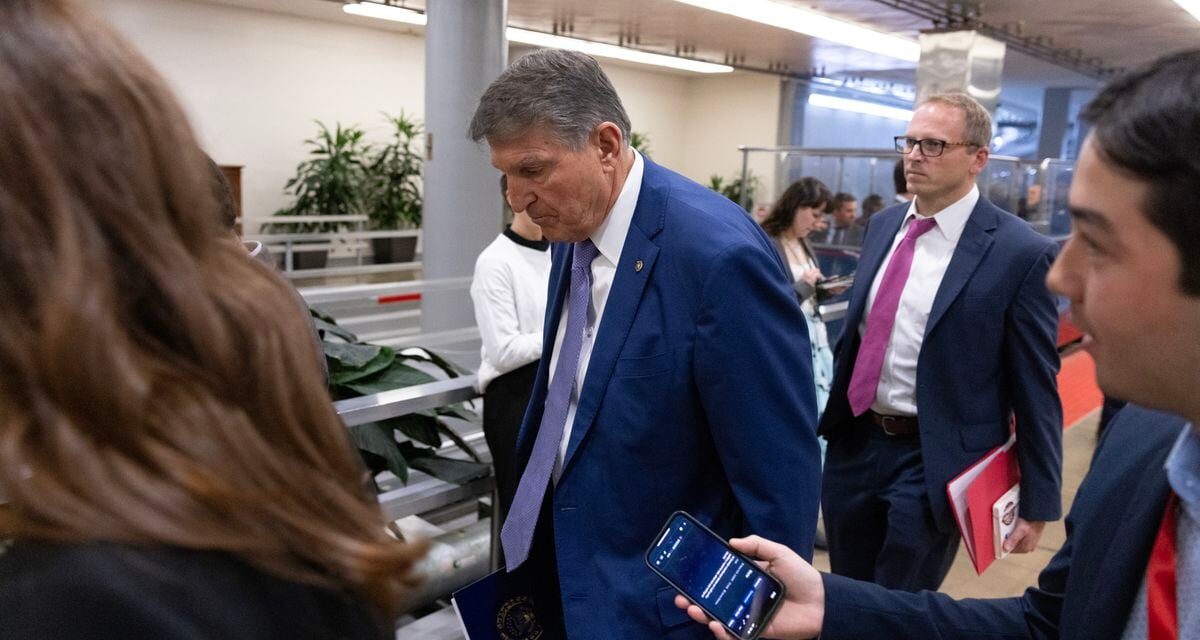 Los republicanos empiezan a acariciar el control del Senado de EE UU con la retirada de Joe Manchin |  internacional