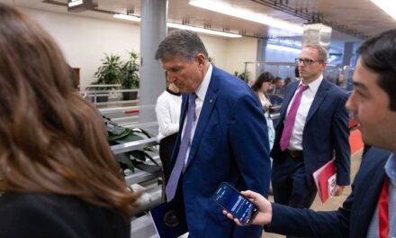 Los republicanos empiezan a acariciar el control del Senado de EE UU con la retirada de Joe Manchin |  internacional