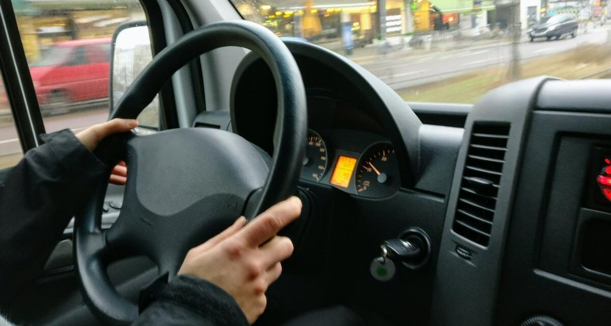 MÚSICA COCHE |  ¿Cómo influye la música que escuchas cuando conduce?