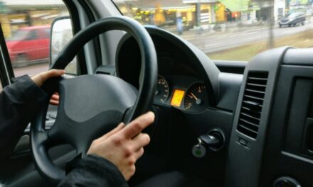 MÚSICA COCHE |  ¿Cómo influye la música que escuchas cuando conduce?