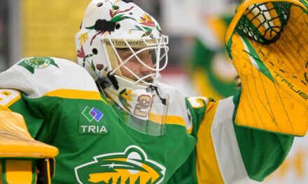 Marc-Andre Fleury de Wild se pone una máscara de herencia nativa americana