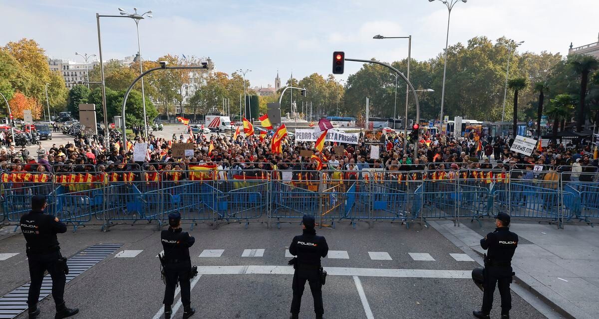 Más policías que manifestantes durante la investidura de Sánchez en el Congreso y cargas policiales en otra noche de protestas en Ferraz |  España