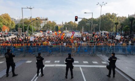 Más policías que manifestantes durante la investidura de Sánchez en el Congreso y cargas policiales en otra noche de protestas en Ferraz |  España