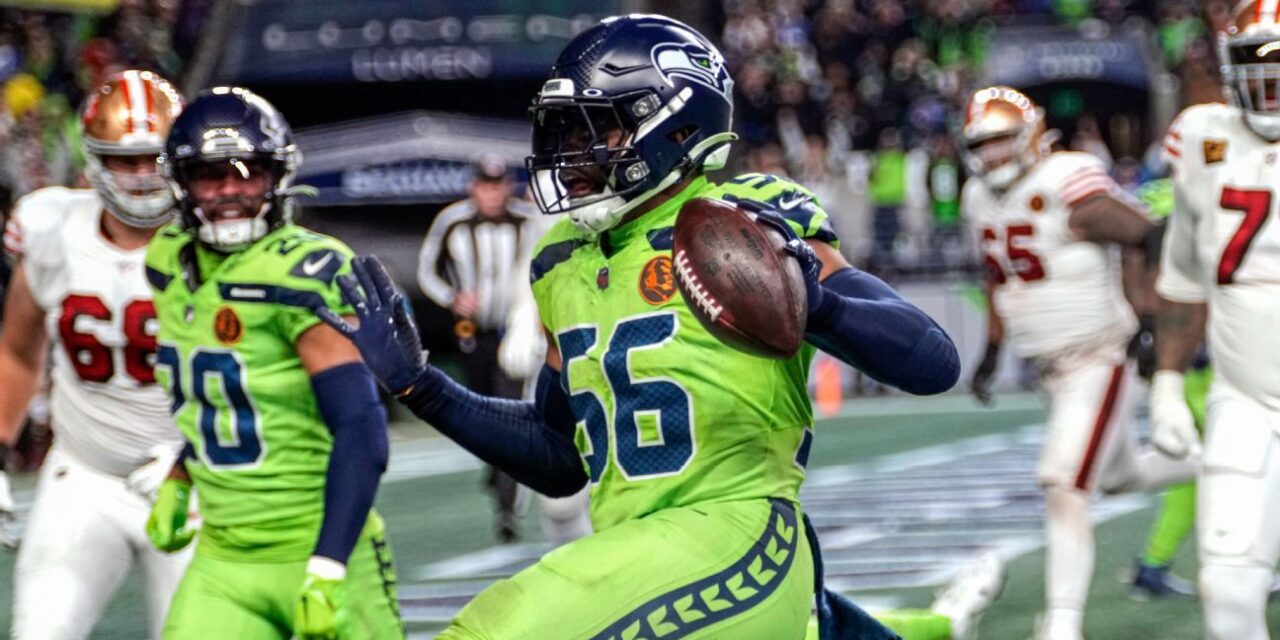 McCaffrey y 49ers dominan a Seahawks en la noche de Acción de Gracias