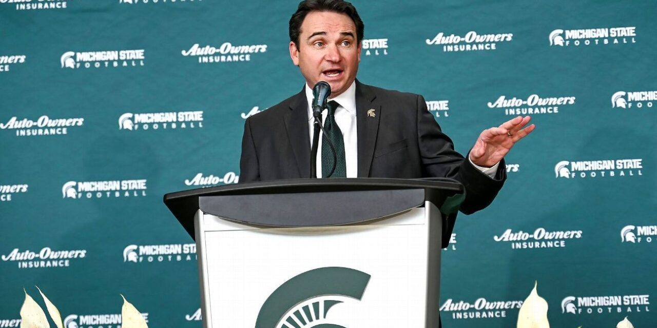 Michigan State AD 'tuvo que intensificar la búsqueda' para conseguir a Jonathan Smith