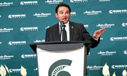 Michigan State AD 'tuvo que intensificar la búsqueda' para conseguir a Jonathan Smith