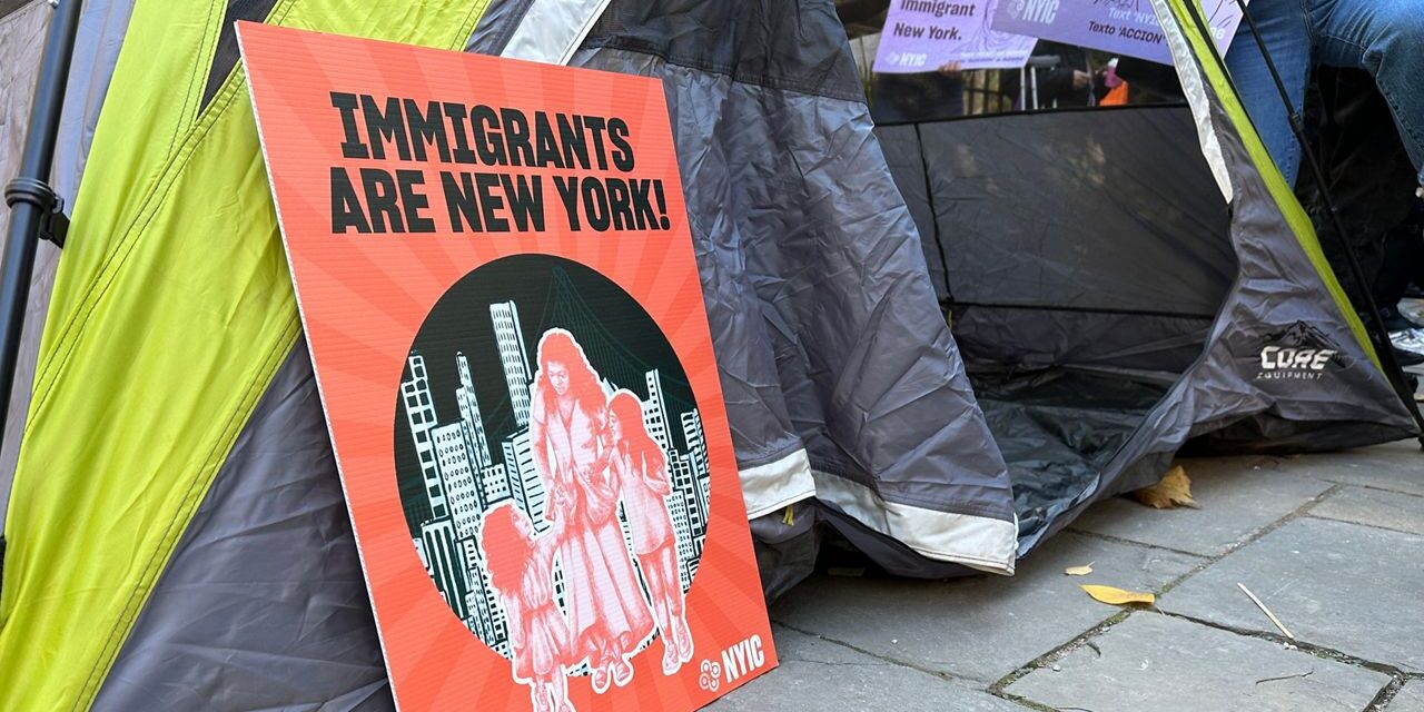 Migrantes en Nueva York realizan protesta por la vivienda frente a Gracie Mansion