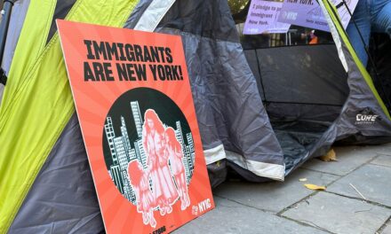 Migrantes en Nueva York realizan protesta por la vivienda frente a Gracie Mansion