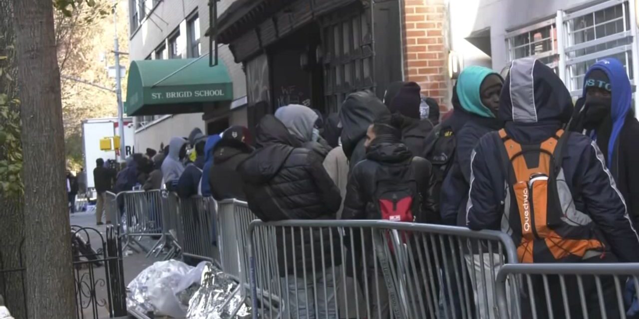 Migrantes esperan en el frío una ampliación de sus viviendas