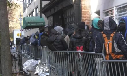 Migrantes esperan en el frío una ampliación de sus viviendas