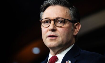 Mike Johnson respalda a Trump para la nominación republicana de 2024
