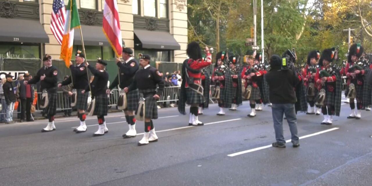 Miles de personas marchan en el 104º Desfile del Día de los Veteranos