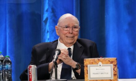 Munger dijo que Berkshire valdría más si él y Buffett se apalancaran