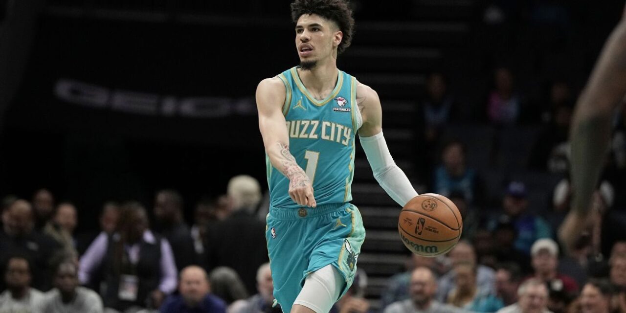 NBA dice que LaMelo Ball de los Hornets debe cubrir el tatuaje 'LF', cita política