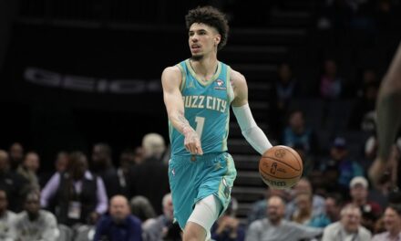 NBA dice que LaMelo Ball de los Hornets debe cubrir el tatuaje 'LF', cita política