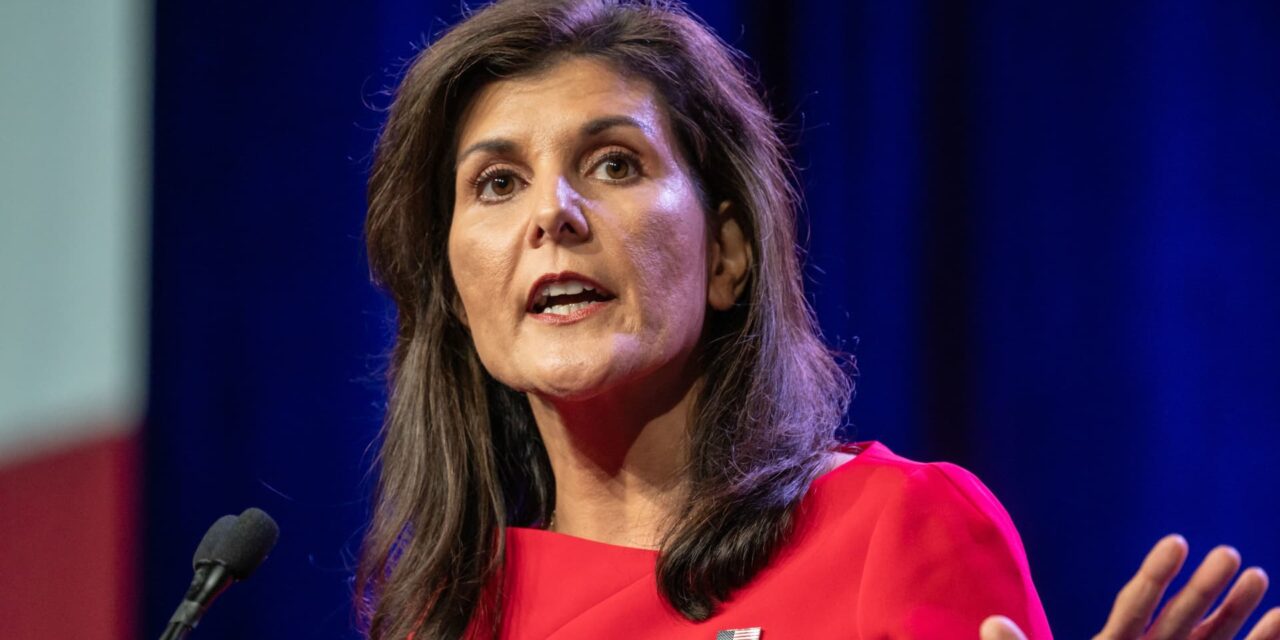 Nikki Haley suaviza la política de redes sociales que verificaría a todos