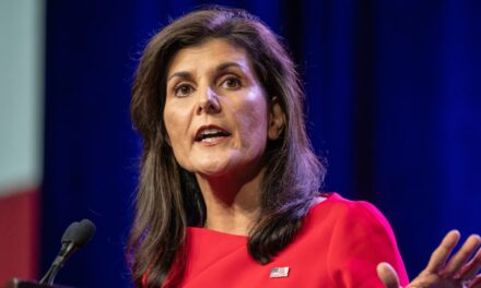 Nikki Haley suaviza la política de redes sociales que verificaría a todos