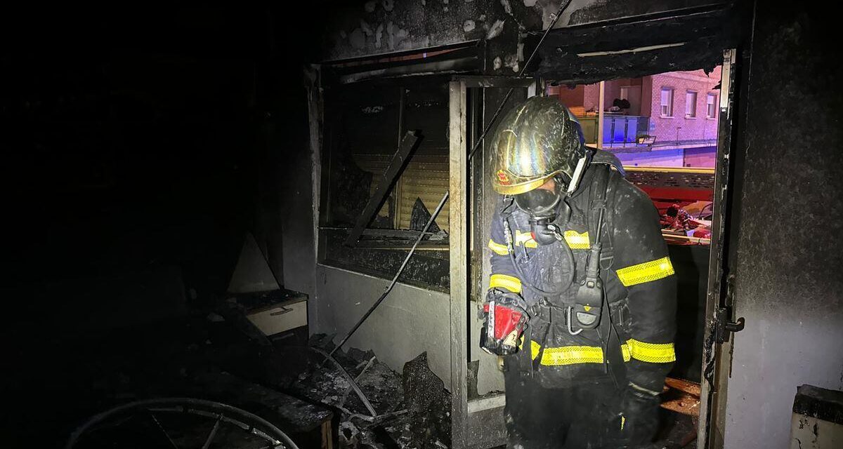 Ocho vecinos, rescatados por la fachada de un edificio de Alcalá de Henares a causa de un incendio |  Madrid |  España