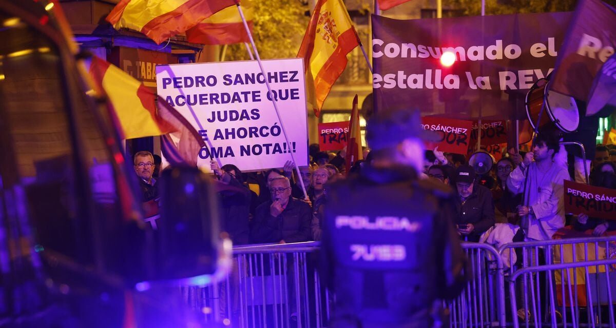 Octava noche de protestas contra la amnistía después de que Sánchez haya afianzado la mayoría absoluta para su investidura |  España