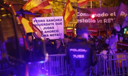 Octava noche de protestas contra la amnistía después de que Sánchez haya afianzado la mayoría absoluta para su investidura |  España