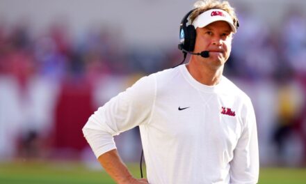 Ole Miss y Lane Kiffin presentan una moción para desestimar una demanda de 40 millones de dólares
