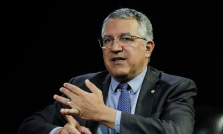 Padilha nega divergência na política económica de Lula y Haddad