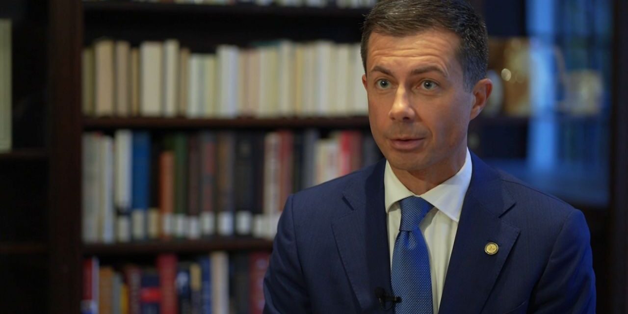 Pete Buttigieg llega a Nueva York con fondos federales a cuestas