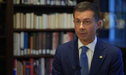Pete Buttigieg llega a Nueva York con fondos federales a cuestas