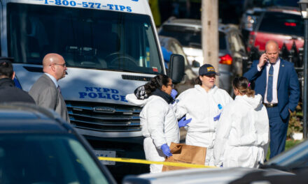 Propietario acusado de asesinato por apuñalar a tres personas en Queens