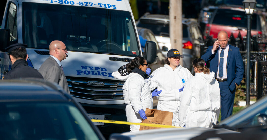 Propietario acusado de asesinato por apuñalar a tres personas en Queens