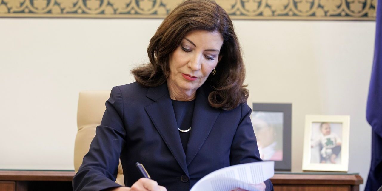 Quedan más de 150 proyectos de ley para que Hochul los apruebe o rechace