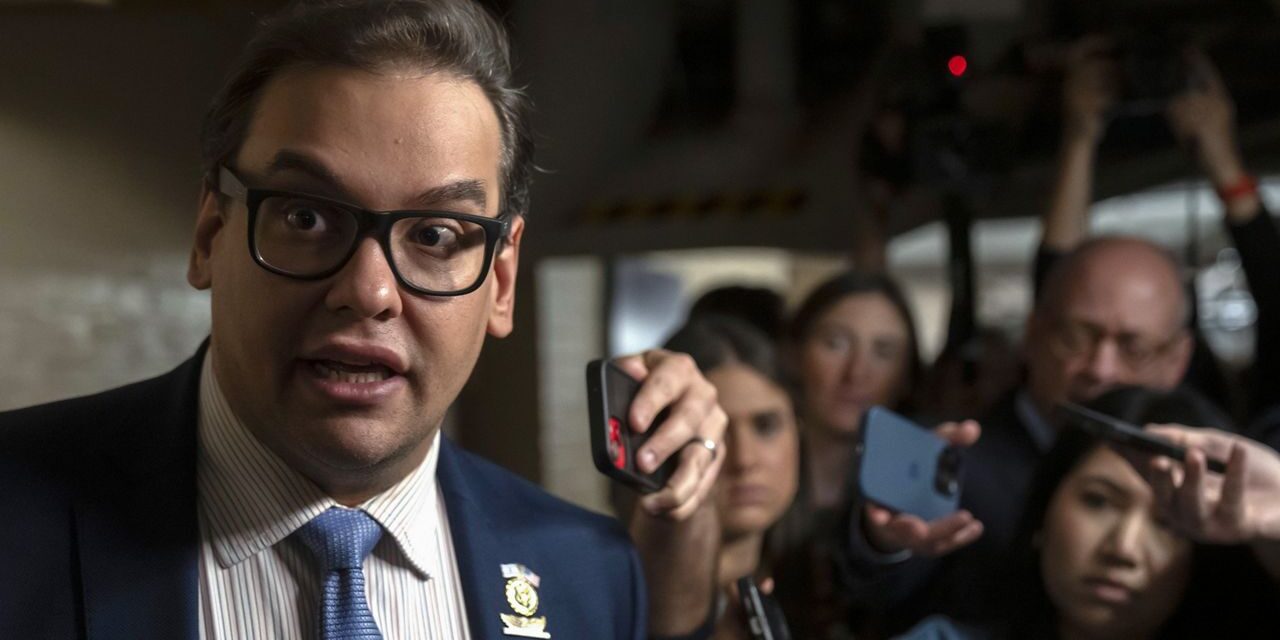 Representante Santos desafiante ante potencial voto de expulsión