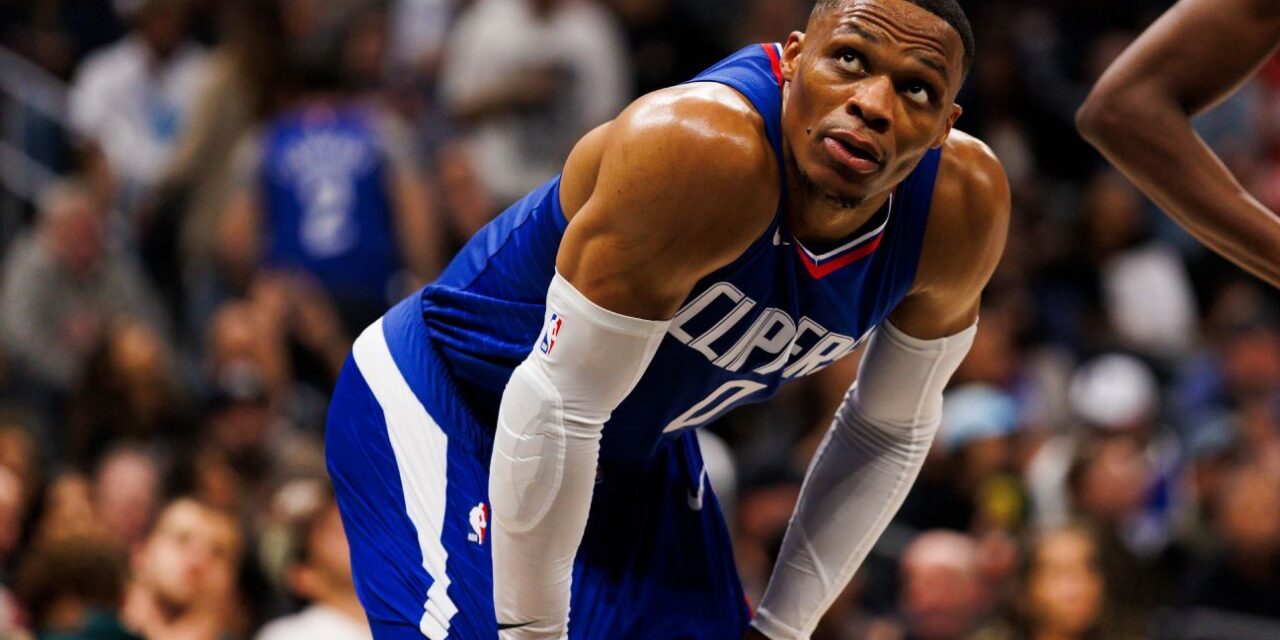 Russell Westbrook habla con un fan al final de la derrota de los Clippers