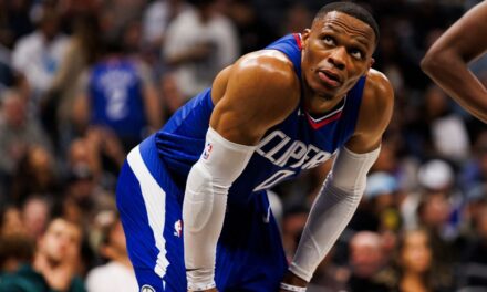 Russell Westbrook habla con un fan al final de la derrota de los Clippers