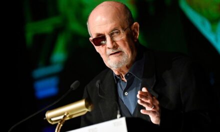 Salman Rushdie recibe el premio Lifetime Perturbing the Peace