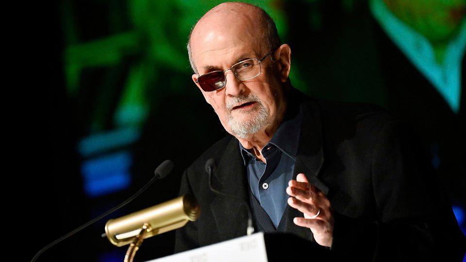 Salman Rushdie recibe el premio Lifetime Perturbing the Peace